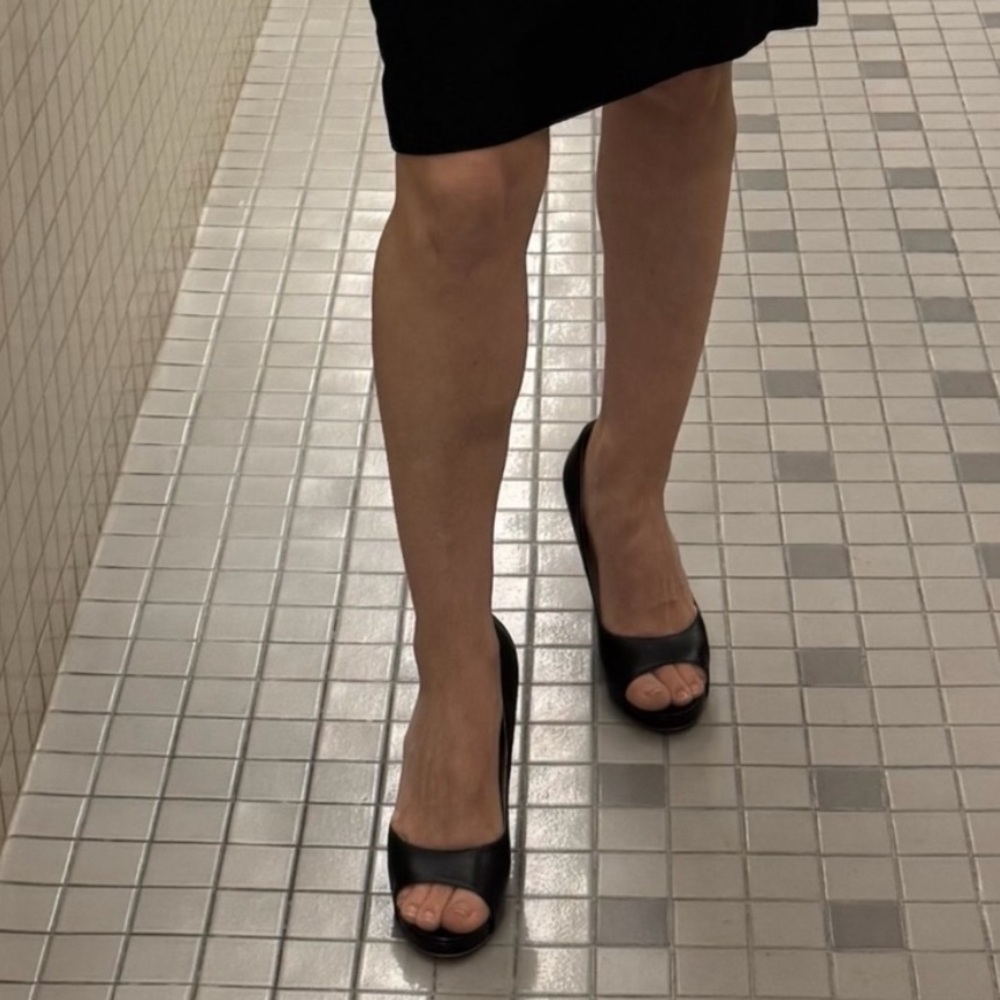 EUC CHANEL Black Leather Heels with Cork Detail - size 6 - come w box and caps - Picture 11 of 11